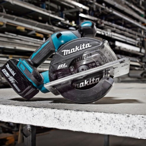 Máy cắt kim loại dùng pin Makita DCS551RMJ