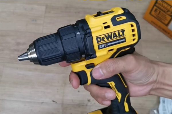 Máy cắt cỏ dùng pin Makita DUR191URT1
