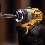 Đèn công trường dùng điện và pin DML811 (Không kèm pin, sạc)
