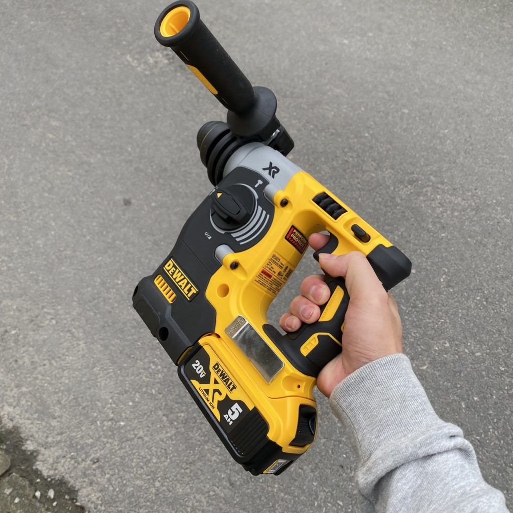 Sức mạnh phá vỡ mọi giới hạn, chinh phục bê tông mác cao trong tầm tay Máy khoan bê tông Dewalt dùng pin DCH273M2