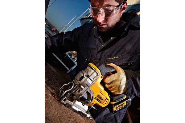 Máy cưa cầm tay Dewalt DCS331P1 18V
