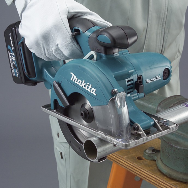 Máy cắt kim loại dùng pin Makita DCS550Z (không kèm pin sạc)