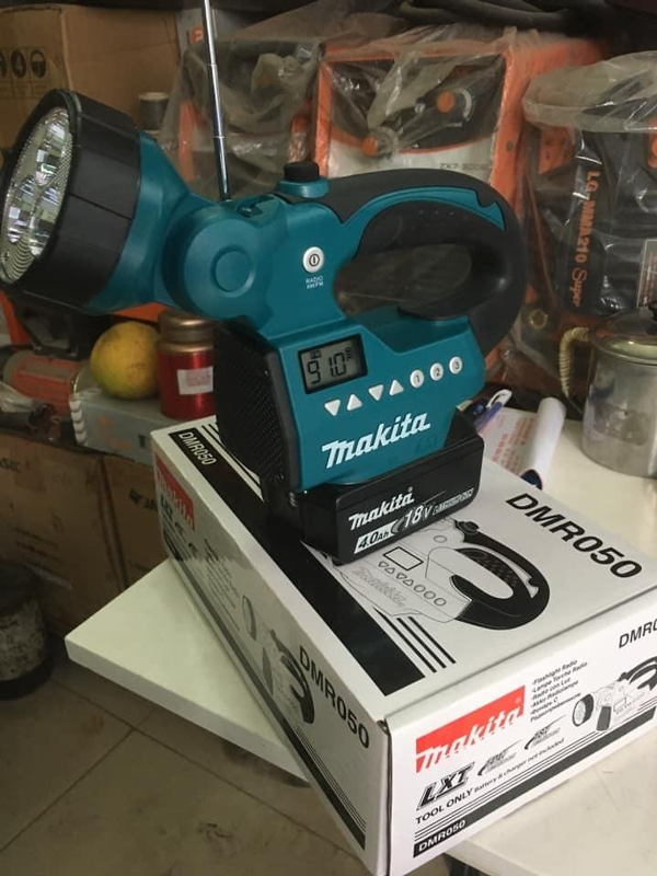 Radio có đèn dùng pin Makita DMR050 (18V/14.4V) (Chưa kèm pin sạc)