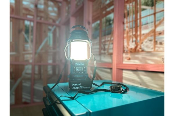 Radio kết hợp đèn lồng dùng pin Makita DMR057 (18V/14.4V)