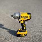 Máy vặn bu lông Dewalt dùng pin DCF899P2