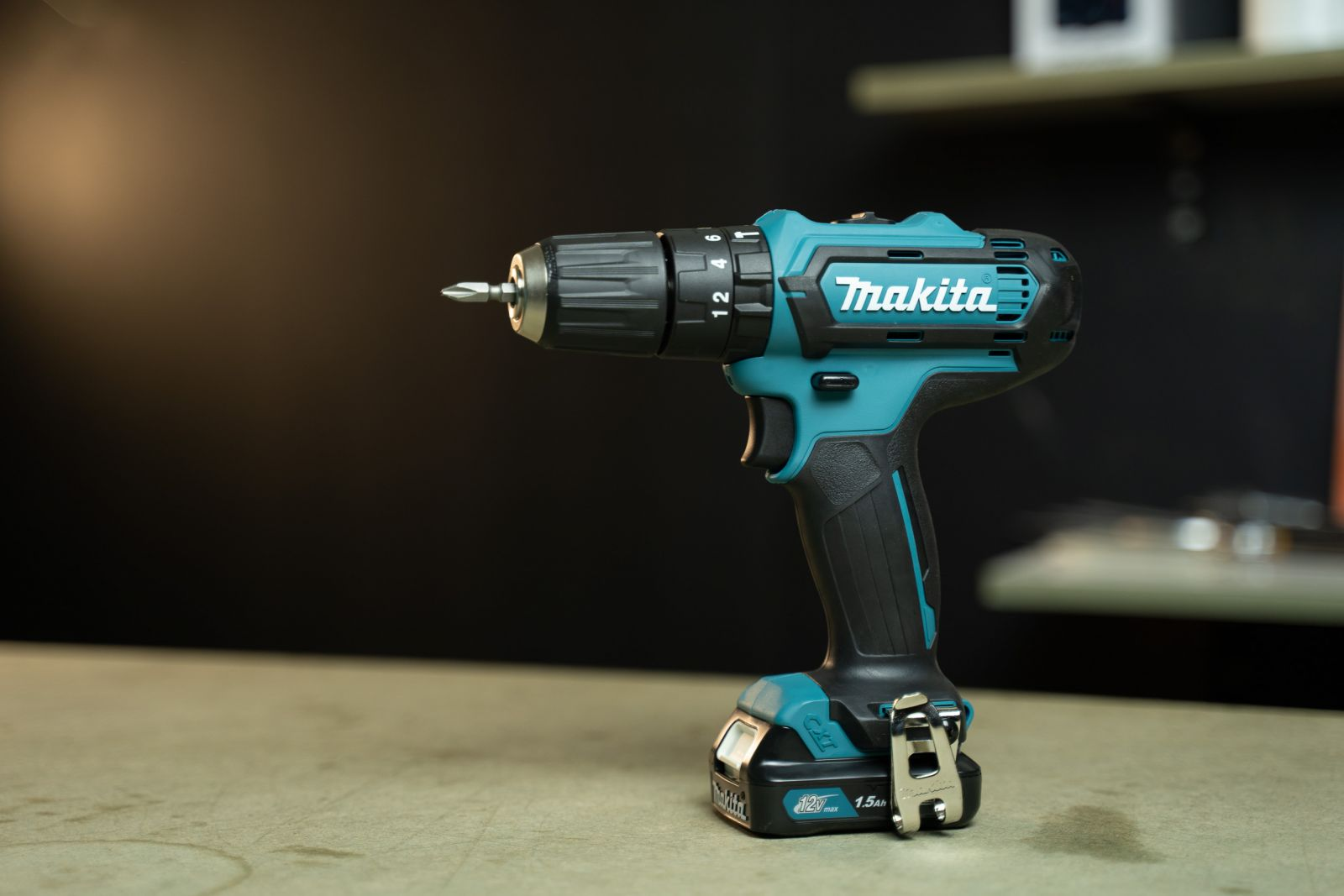 Máy khoan búa 2 tốc độ Makita HP2050
