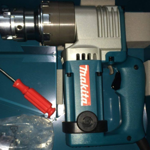 Máy siết cắt bu lông Makita 6922NB