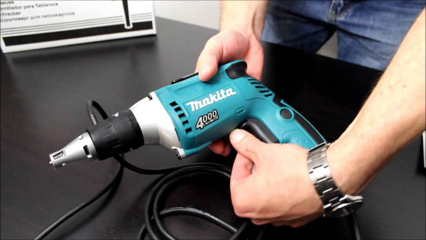 Máy vặn vít Makita FS4000