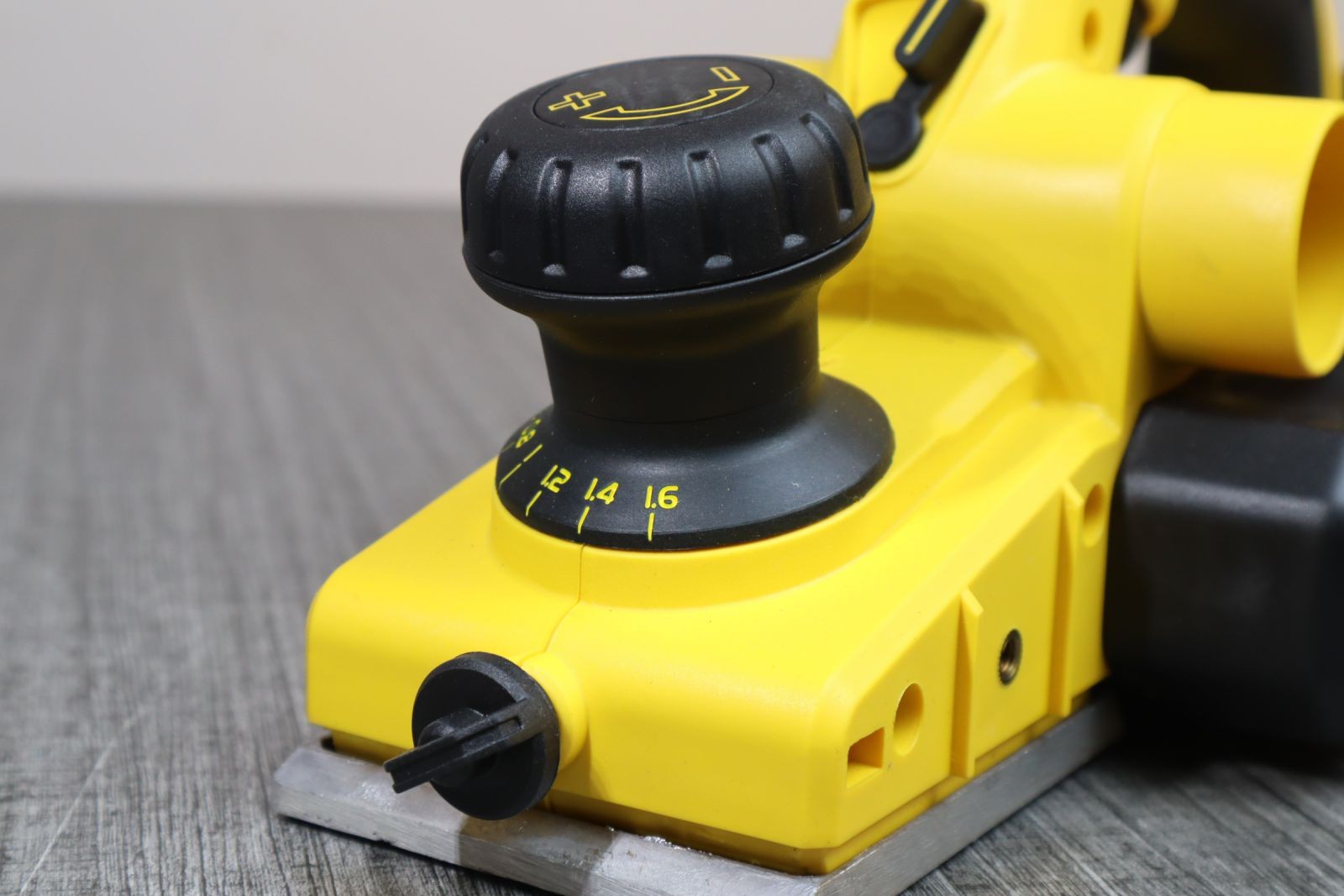 Máy bào cầm tay Stanley STEL630-B1 750W