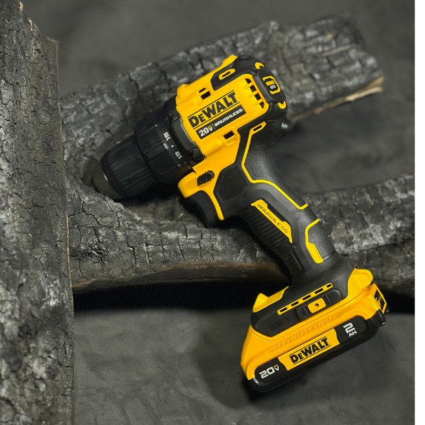 Máy khoan bắt vít dùng pin Dewalt DCD700C1