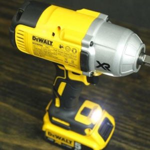 Máy khoan bắt vít dùng pin Dewalt DCD700C1