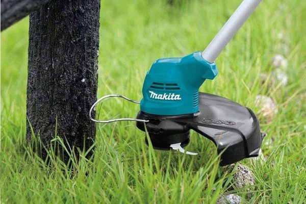 Máy cắt cỏ dùng pin Makita UR100DZY